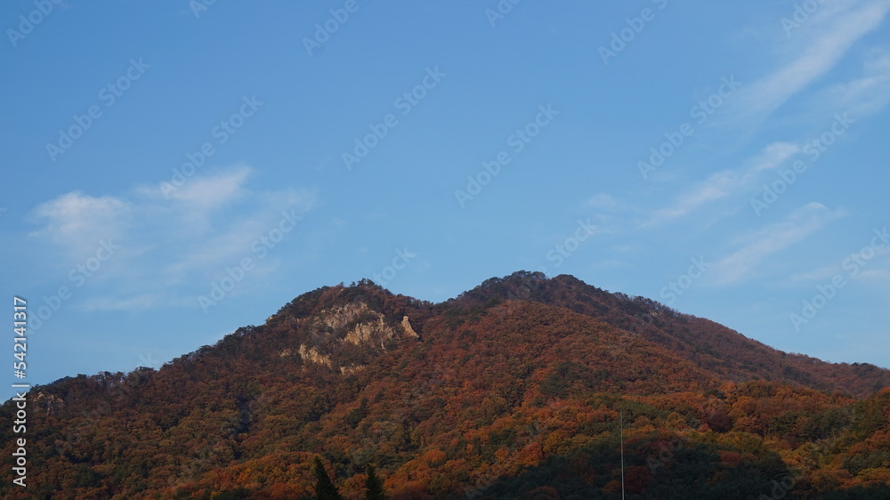 Fototapeta premium Yongmunsan Mountain in Yangpyeong, Gyeonggi-do. hiking in Korea. Korean mountains in autumn - Maple
