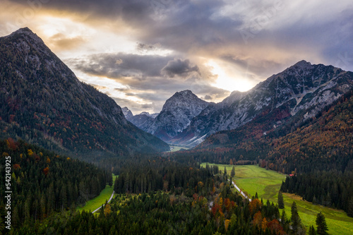 Falzthurntal mit Sonnjoch und Tristenkopf zum Sonnenuntergang im Herbst
