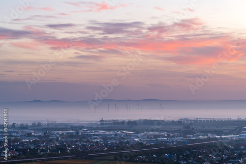 windräder im morgennebel