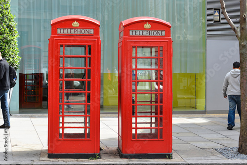 Rote Telefonzellen in der City von London  London  Region London  England  Gro  britannien  Europa