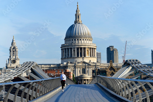 Millennium Bridge und St. Paul s Cathedral in London  England  Gro  britannien  Europa