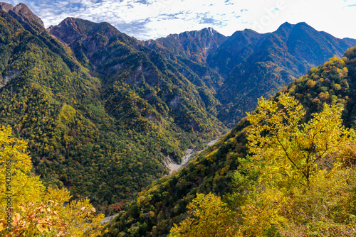 秋 紅葉の南アルプス林道からの絶景 奥に甲斐駒ヶ岳 両側に鋸岳、駒津峰、双児山