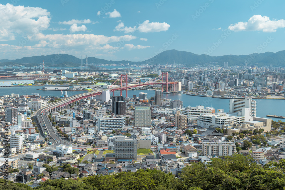 Naklejka premium 北九州市 高塔山公園からの洞海湾の眺め 若戸大橋