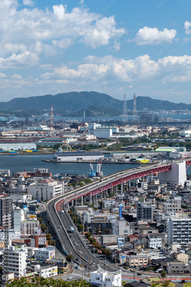 Obraz premium 北九州市 高塔山公園からの洞海湾の眺め 若戸大橋