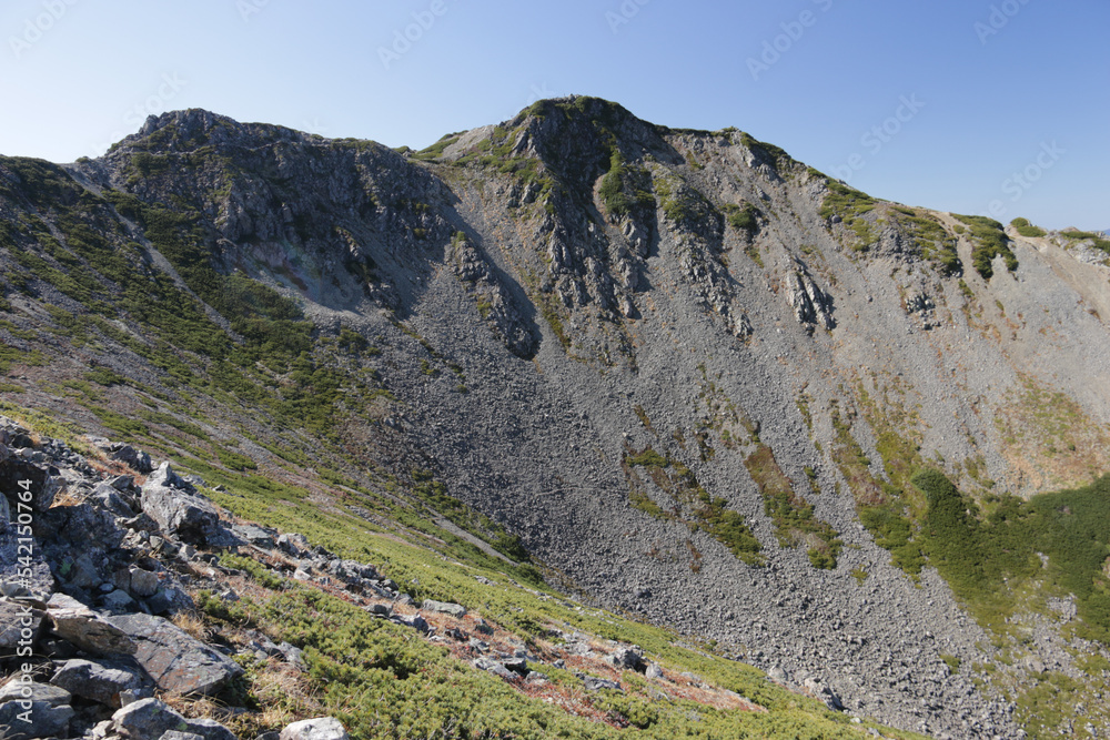 秋 南アルプス仙丈ヶ岳登山道からの仙丈ヶ岳山頂の風景 秋 南アルプス仙丈ヶ岳登山道からの仙丈ヶ岳山頂の風景