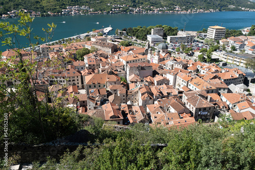 Canvas-taulu View of city old town from hillside