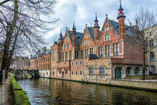 Canaux de Bruges et maisons anciennes en brique