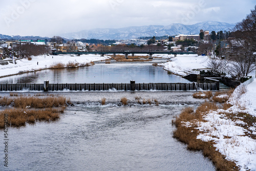 Fototapeta Naklejka Na Ścianę i Meble -  雪の金沢・犀川にかかる桜橋からの眺め