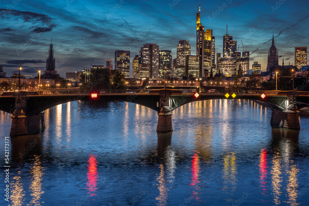Frankfurt am Main, Hessen, Deutschland, Skyline mit Ignaz-Bubis Bruecke und Commerzbank Tower, Uebersicht 