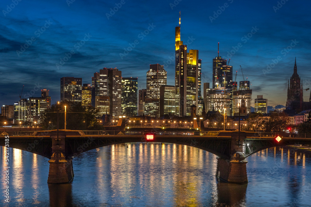 Frankfurt am Main, Hessen, Deutschland, Skyline mit Ignaz-Bubis Bruecke und Commerzbank Tower, Uebersicht 