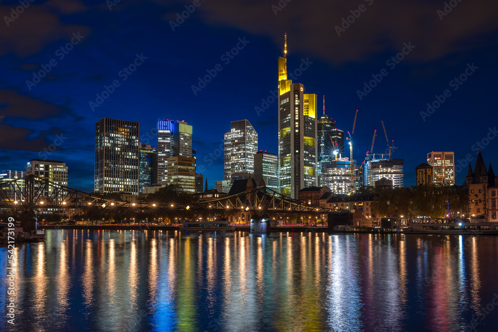 Frankfurt am Main, Hessen, Deutschland, Skyline mit Commerzbank Tower, Uebersicht 