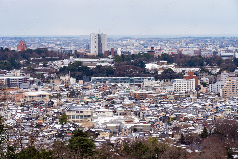 雪の金沢・卯辰山見晴らし台から望む金沢城