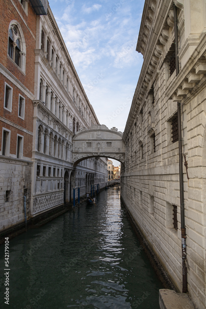 Puente de los suspiros de venecia.
Bridge of Sighs in Venice.