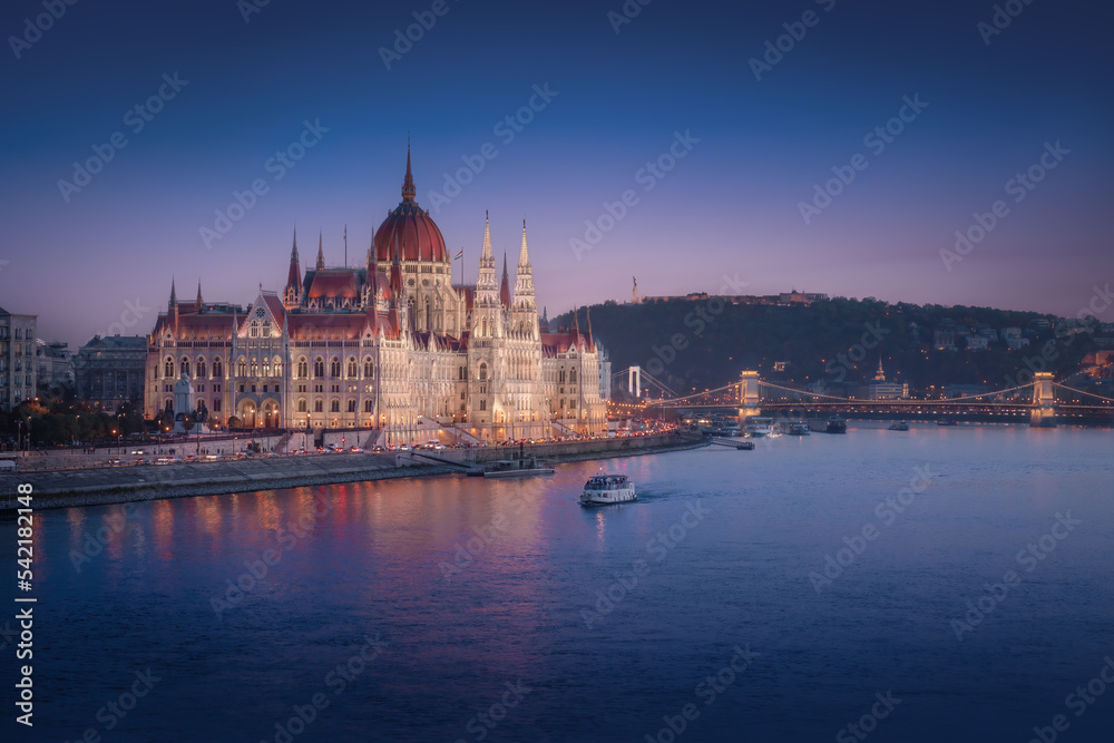 Fototapeta premium Hungarian Parliament, Danube River and Szechenyi Chain Bridge at night - Budapest, Hungary