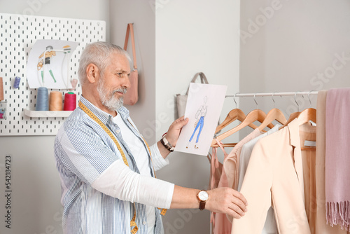 Mature fashion designer wit...