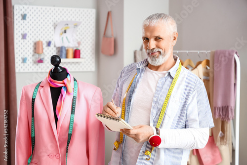 Mature fashion designer wit...