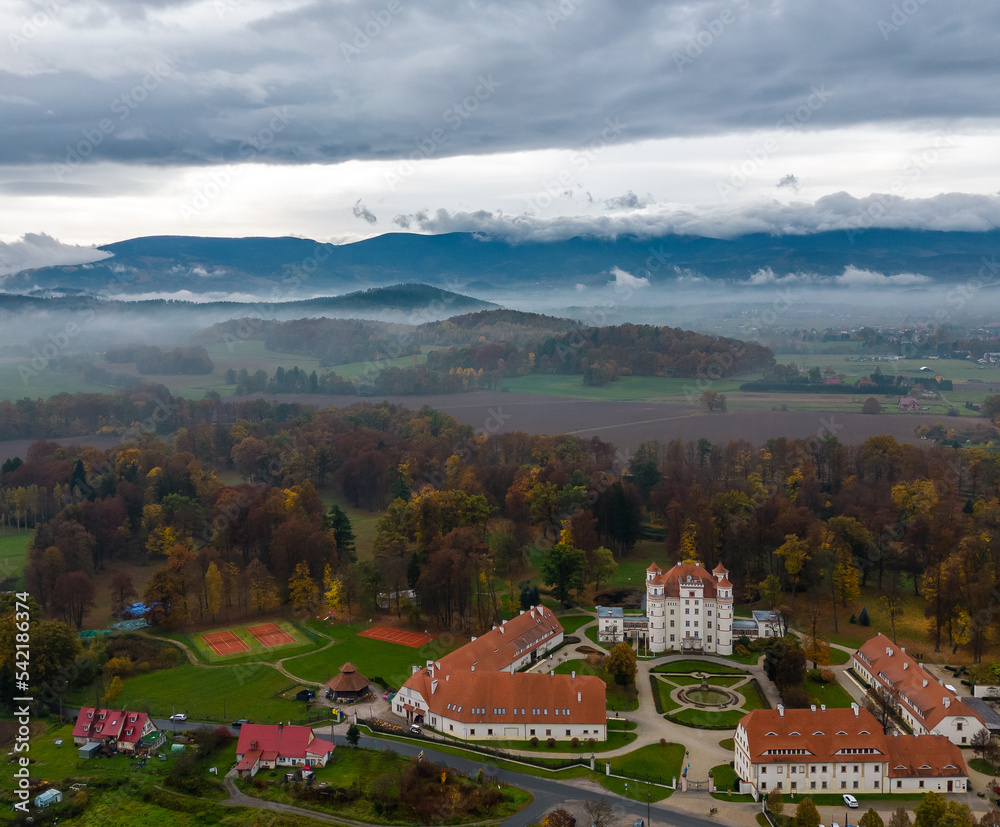 Widok z drona, Pałac Wojanów w jesiennej szacie. Dolina Pałacy kotlina Jeleniogówrska Polsk, architektura, drzwi, budowa, kamienie, stary, ciekawy, europa, dom, portal, fasada