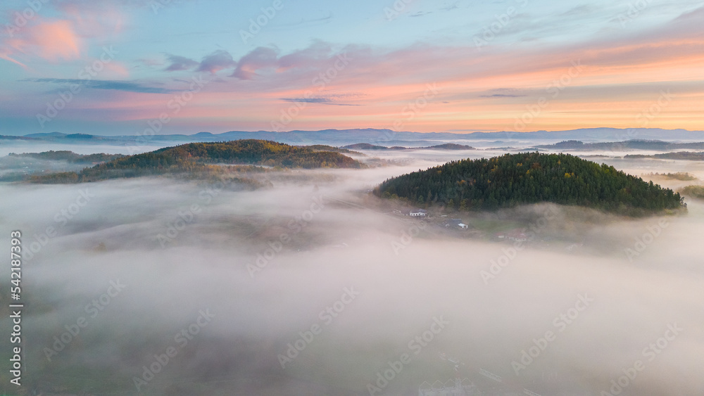 Wschód słońca, Pałacu Na Wodzie w jesiennej szacie. Dolina Pałacy kotlina Jeleniogówrska Polsk, ciekawy, europa,  charakter, mgła, krajobraz, woda, mgiełka, niebo, poranek, widok z drona.