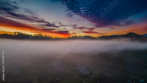 Wschód słońca, Okolice Pałacu Na Wodzie w jesiennej szacie. Dolina Pałacy kotlina Jeleniogówrska Polsk, ciekawy, europa,  charakter, mgła, krajobraz, woda, mgiełka, niebo, poranek, widok z drona. photo