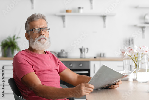 Senior man with eyeglasses ...