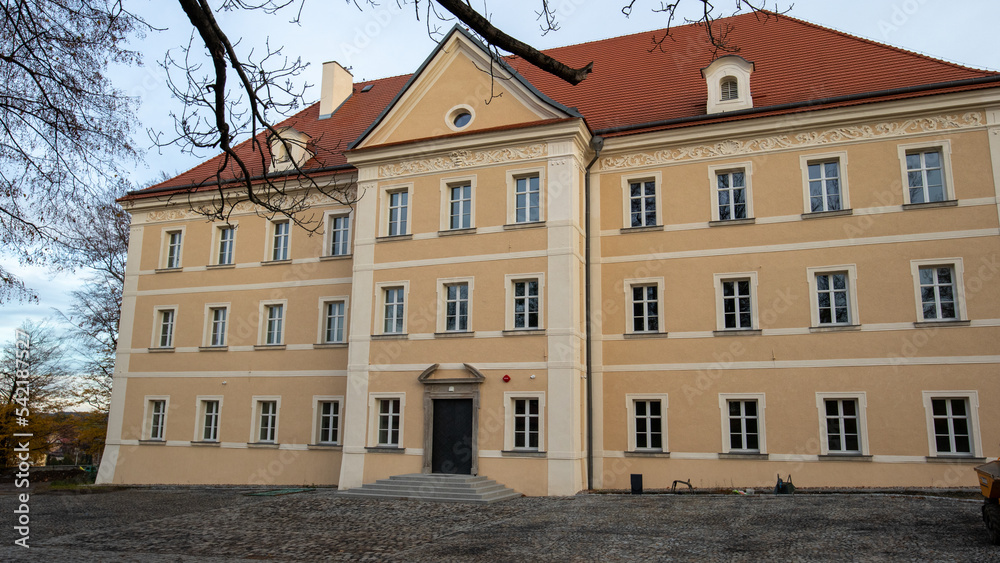 Fototapeta premium Pałacu Sobieszów w jesiennej szacie. Dolina Pałacy kotlina Jeleniogówrska Polsk, architektura, drzwi, budowa, kamienie, stary, ciekawy, europa, dom, portal, fasada