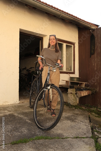 Frau im besten Alter mit einem Vintage Fahrrad. lange Haare, best Ager, Silversister, 50Plus, über 50, Model, reife Frau, Silver Generation, Tattoo Model, Tattoo, graue Haare, bicycle
