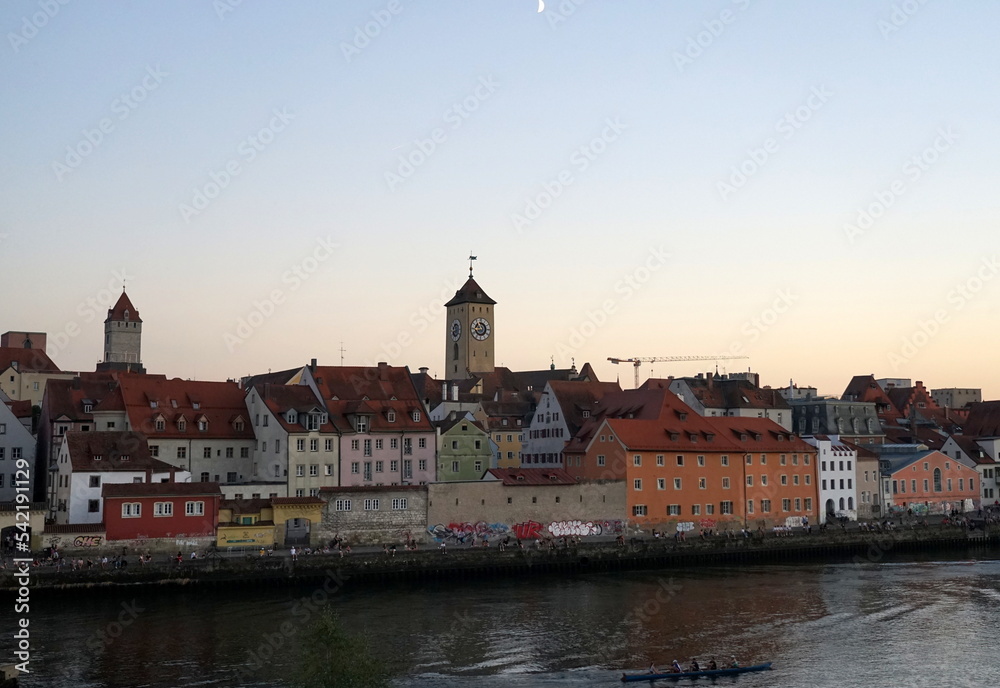 Obraz premium Blick über die Donau zur Altstadt von Regensburg