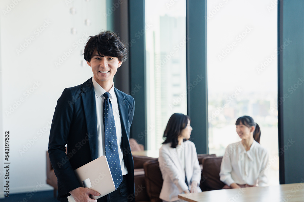 オフィスで働くビジネスパーソン