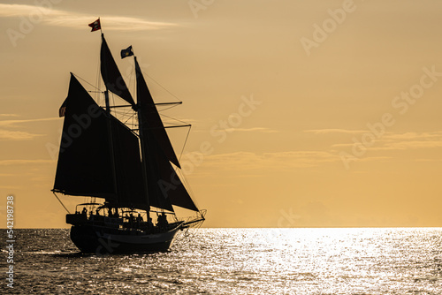Konstfotografi sailboat at sunset