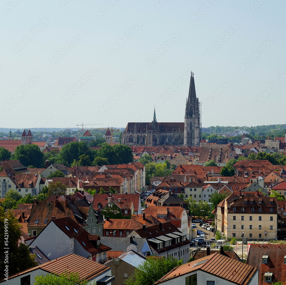 Blick über die Donau zur Altstadt von Regensburg