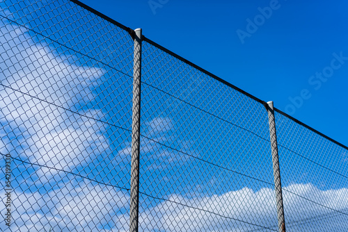 フェンスと青空