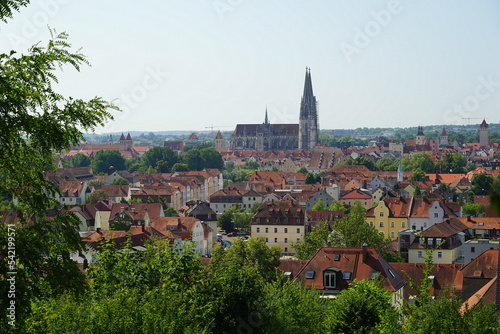 Blick über die Donau zur Altstadt von Regensburg © hecht7