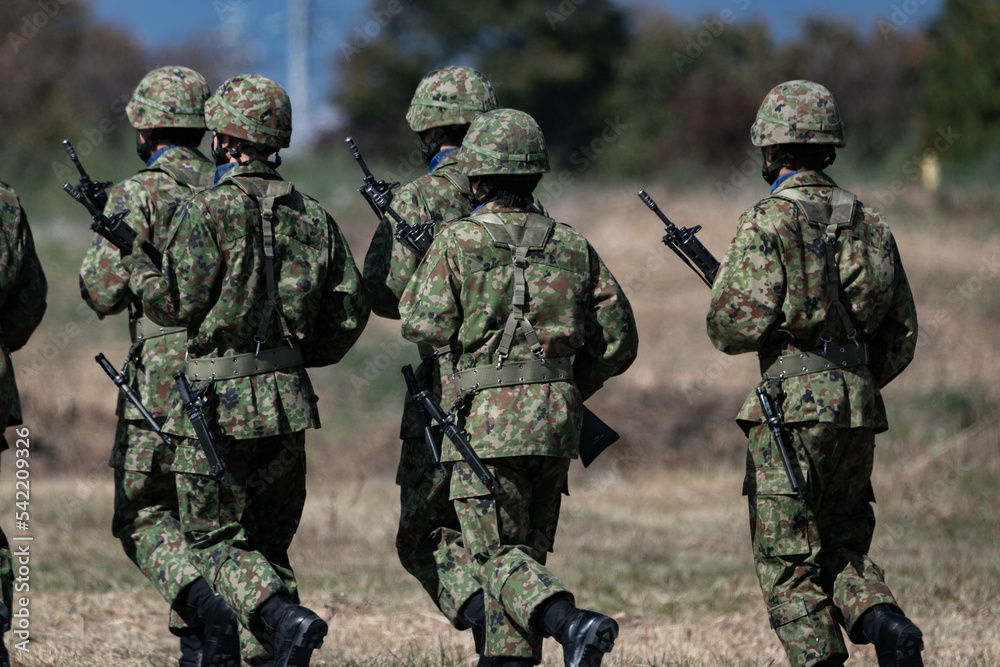 Fototapeta premium 銃を構える自衛官（Japanese soldier holding tha rifle）