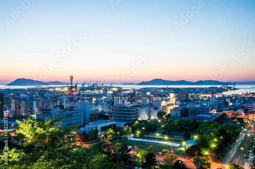 香川 丸亀城から眺めた夕暮れの街並み © ryo96c