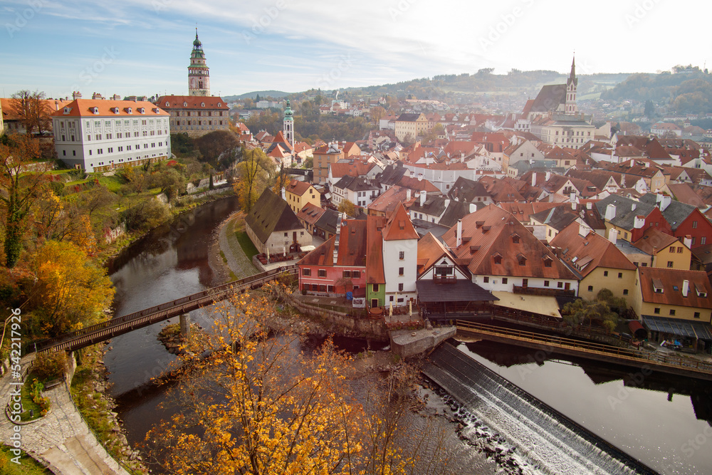 Fototapeta premium Picturesque autumn cityscape of Cesky Krumlov overlooking its historic centre and ancient Castle on bank of Vltava river, Czech Republic