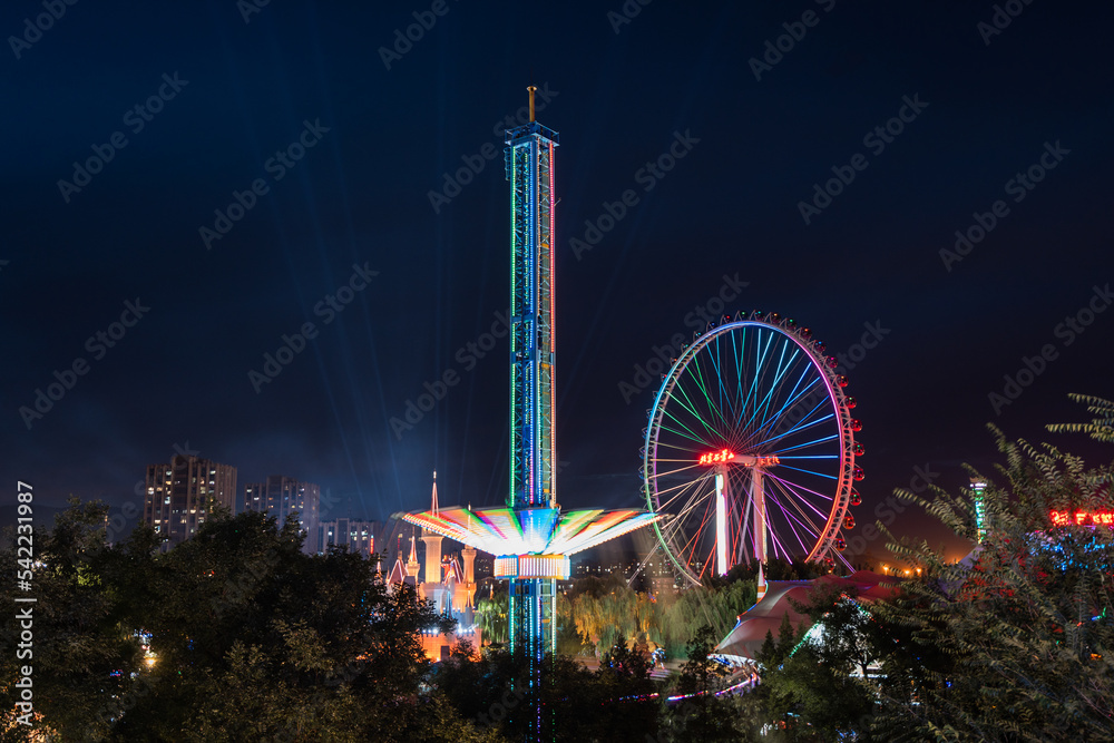 Naklejka premium Beijing Shijingshan Amusement Park Ferris Wheel Rotating Flying Chair Night Lights