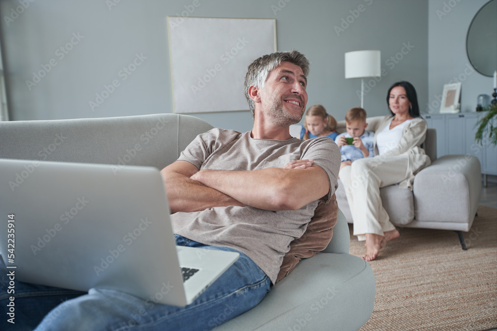 Obraz premium portrait of happy father, against the background of her happy family