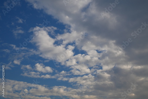 Fototapeta Naklejka Na Ścianę i Meble -  Nuages et ciel bleu
