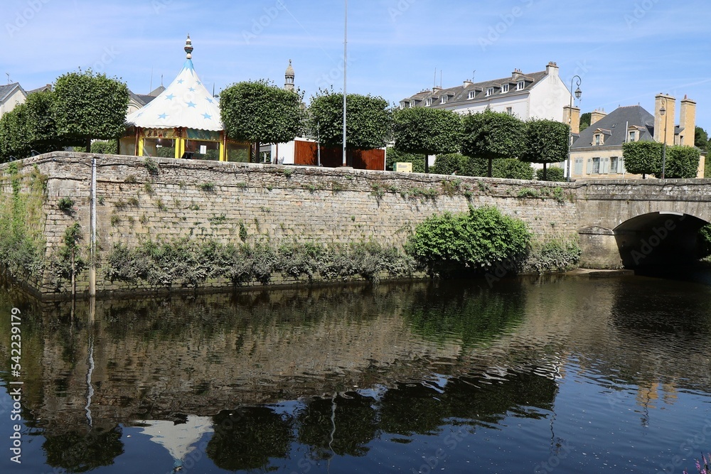 Fototapeta premium Le confluent entre la rivière Isole et la rivière Ellé, ville de Quimperlé, département du Finistère, Bretagne, France