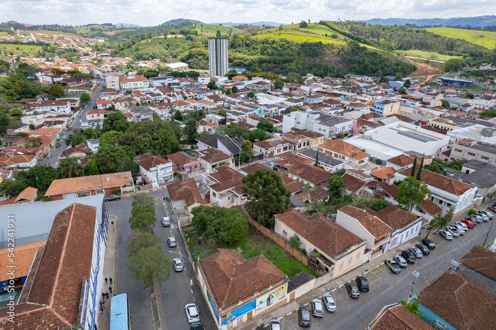 Obraz premium Ouro Fino city located in the interior of Minas Gerais. It is part of the Caminho da Fé, part of the mesh circuit and with several coffee plantations. Houses, trees and mild climate.