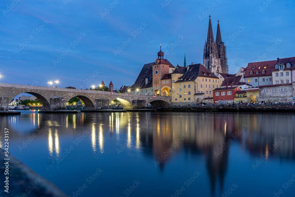 Schöne Stadt Regensburg: Sonnenuntergang in der Innenstadt an der Donau mit Fluß und Steinerner Brücke im schönsten Abendlicht, Stimmung