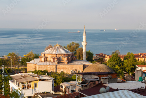 Papier peint Top view of the Little Hagia Sophia Mosque, the former Greek Orthodox Church of Saints Sergius and Bacchus (6th century) in the Fatih district on the shore of the Sea of Marmara