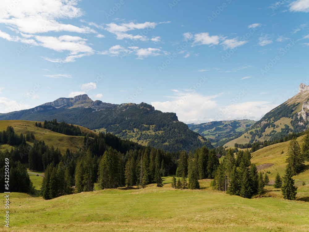 Hohgant, Gebirgsstock der Emmentaler Alpen im Schweizer Kanton Bern und Recht Schibengütsch (Schrattenfluh) im Luzerner Voralpen