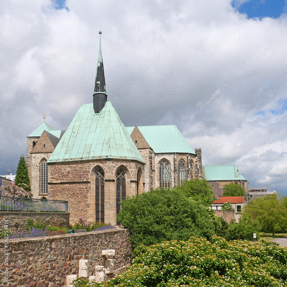 Magdalenenkapelle und die Kirche St. Petri im sommerlichen Magdeburg. Sachsen-Anhalt, Deutschland