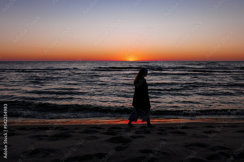 Samotny spacer nad morzem
