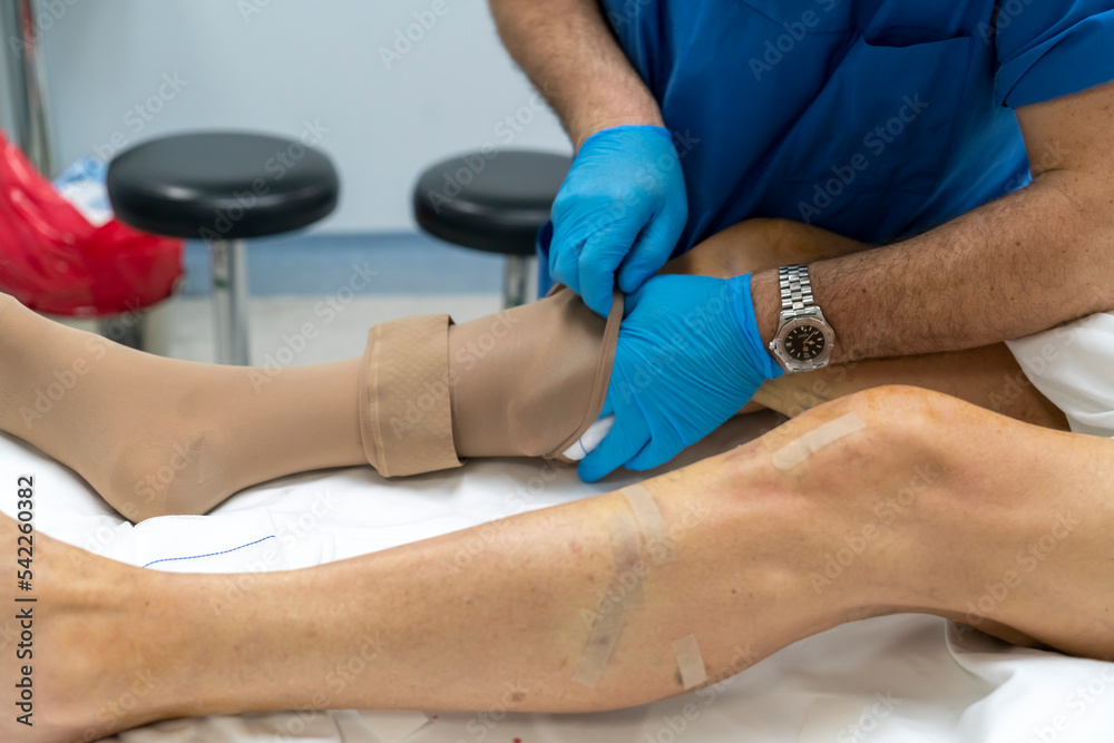 Obraz premium to put on stockings for varicose veins or embolism after varicose surgery in the operating room