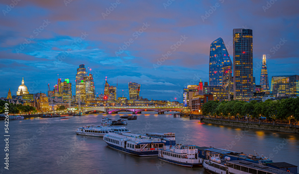 Fototapeta premium Skyline der City of London zur Blauen Stunde