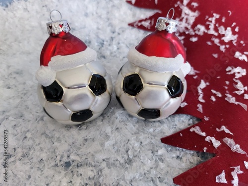 Katar Fußballweihnachtskugeln im Schnee mit Gesicht