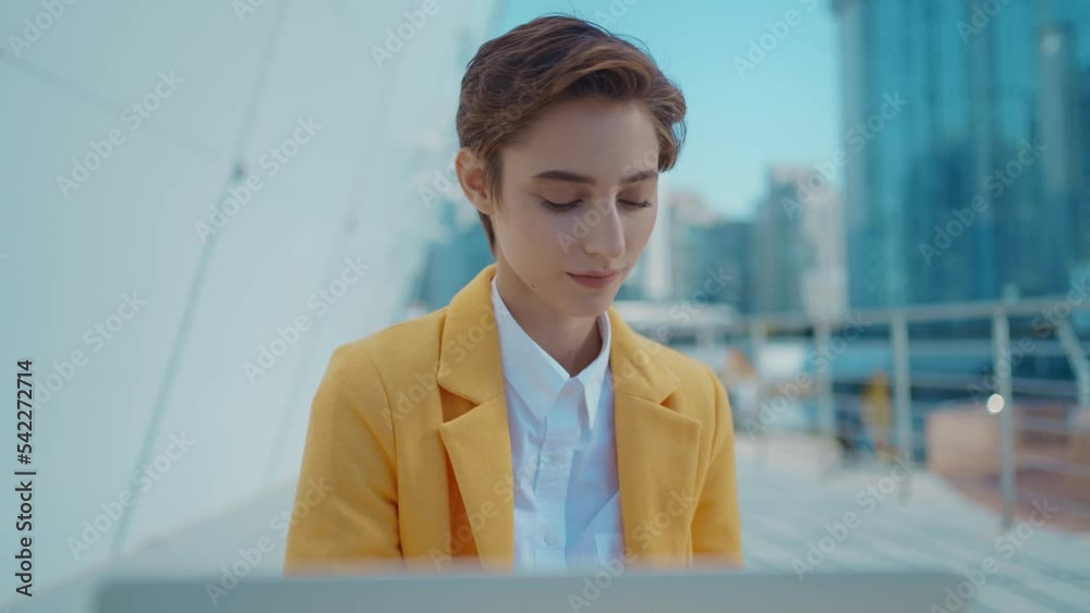 Cinematic storytelling corporate video about a young business woman working in a futuristic city. Cinematic storytelling corporate video about a young business woman working in a futuristic city.