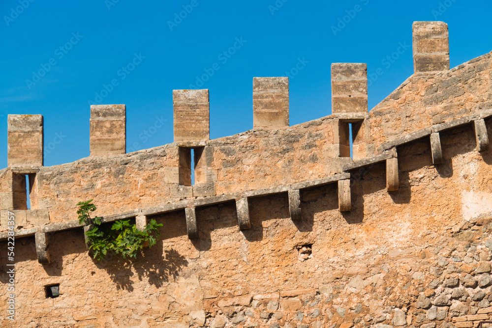Mauer einer Burg
(Mittelalterliche Burg Castell de Capdepera, Mallora, Spanien)